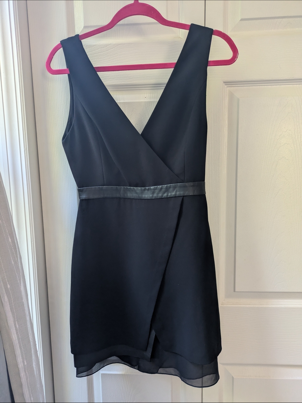 Alice & Olivia Elegant Black V-Neck Sleeveless Dress